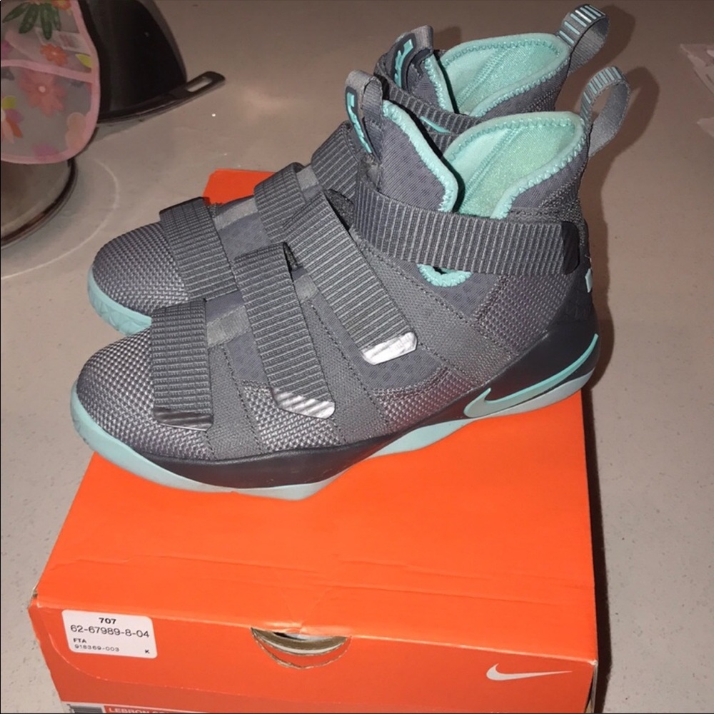 ✨CYBER MONDAY SALE✨LIKE NEW BOYS LEBRON SOLDIERS